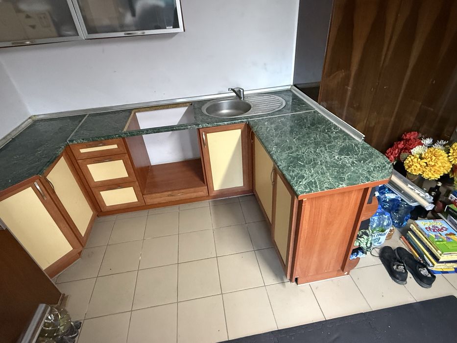 Cała kuchnia z lodówką oraz zlewem