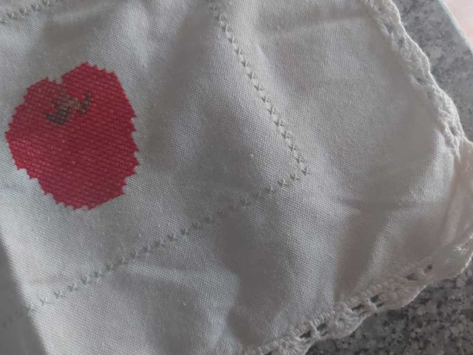Caminho de Mesa com Legumes e Renda de Croché