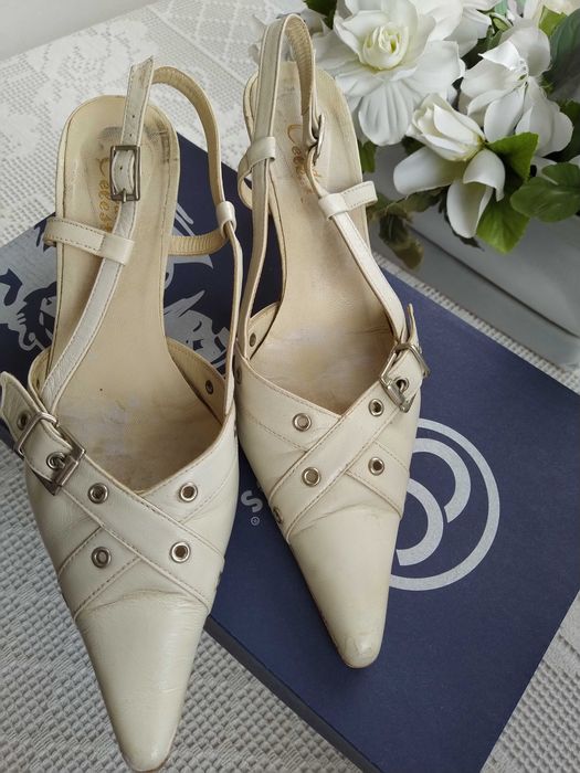 Sapatos cremes, muito elegantes - Tamanho 37