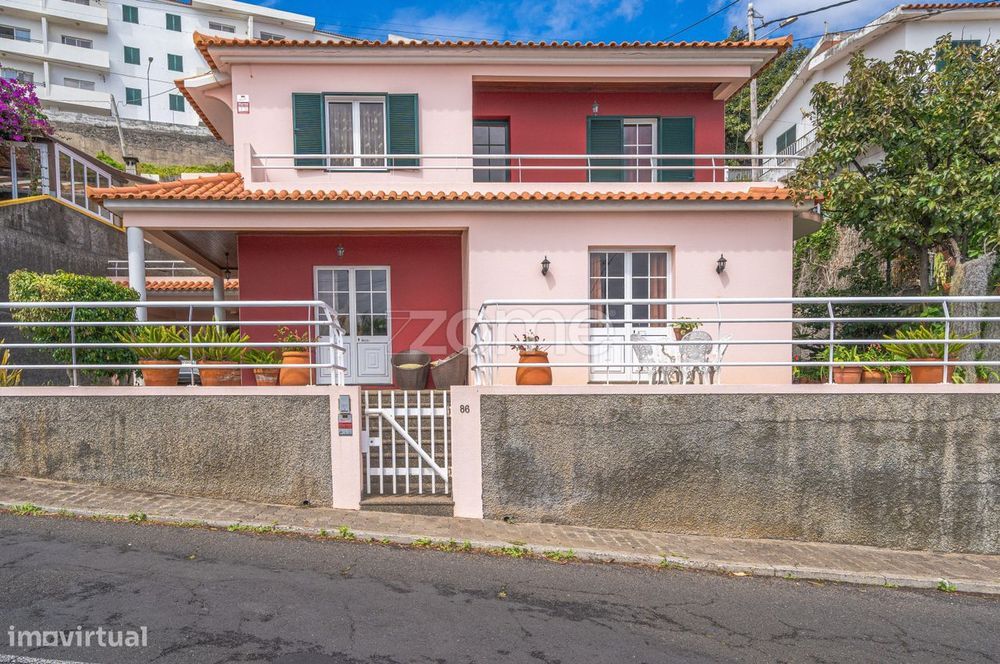 Moradia T3+2 com Vista Mar e Potencial Único