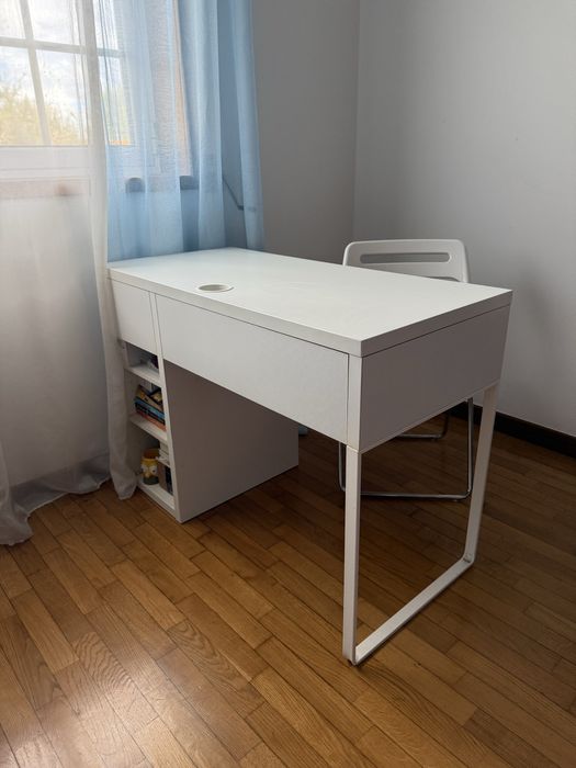 Secretaria Branca c/ cadeira