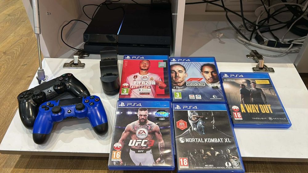 PlayStation 4 (PS4) + 2 pady + 5 gier - zestaw gotowy do grania