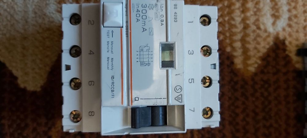 Wyłączniki nadpradowe, bezpieczniki