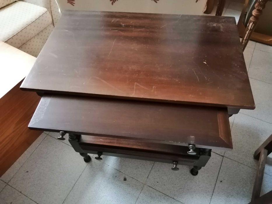 Mesa de apoio com tampo extensível e gaveta
