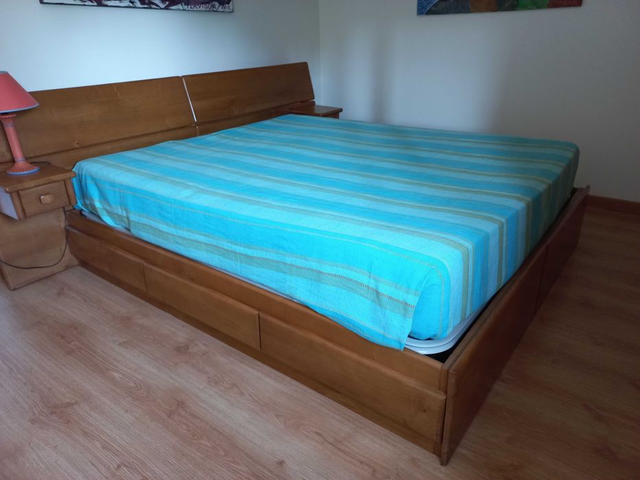 Cama casal e cómoda, madeira maciça
