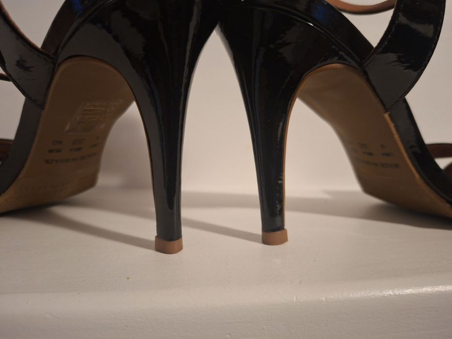 Sandałki damskie szpilki skora lakierowana rozm. 40