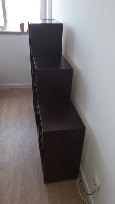 estantes castanho escuro
