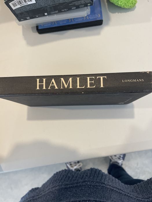Livro Hamlet by the Falcon Shakespeare