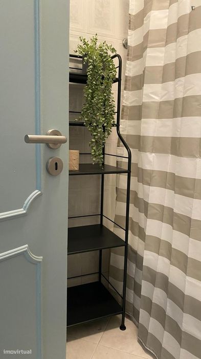 Quarto - localizado em Oeiras Lisbon