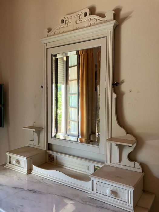 Cómoda camiseiro com alçado