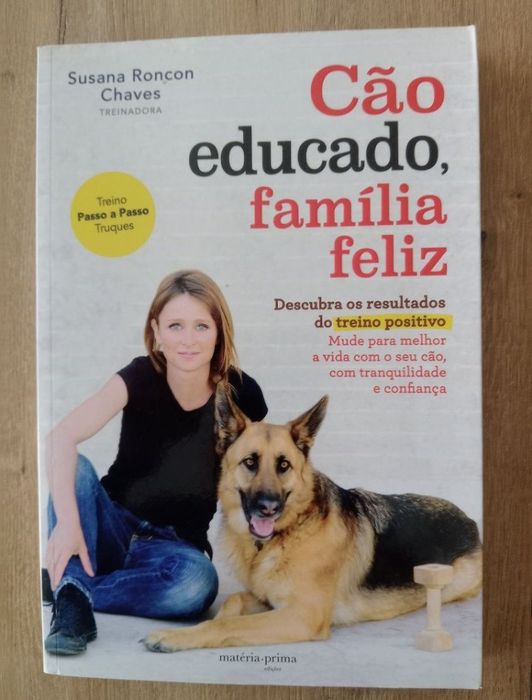 Cão educado família feliz