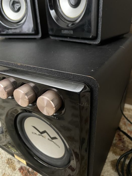 Sistema de som duplo bass