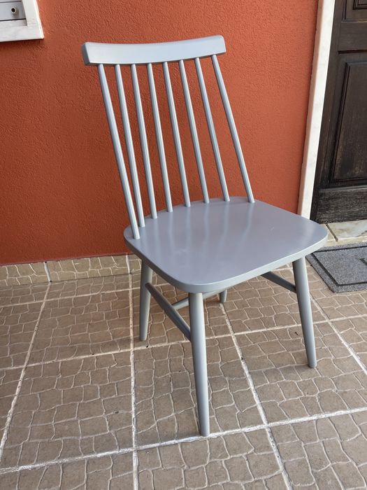 Cadeira em madeira maciça lacada cinzento