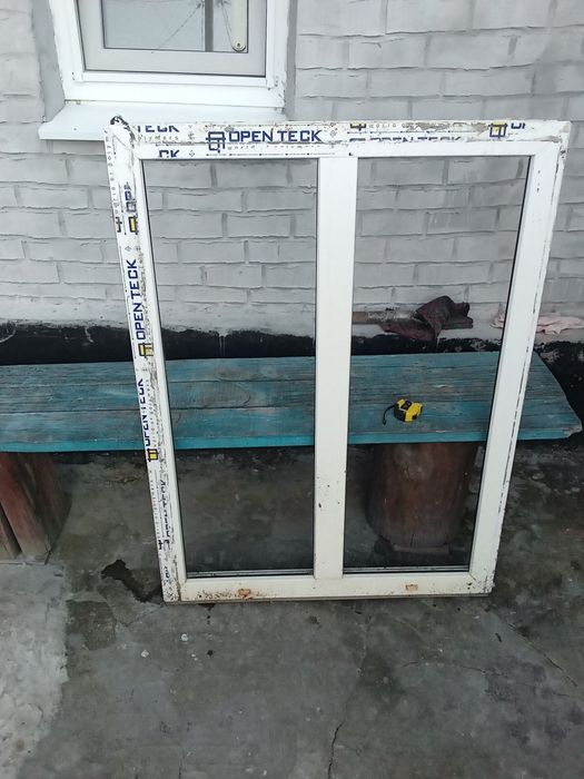 Продам віконну раму пластикову