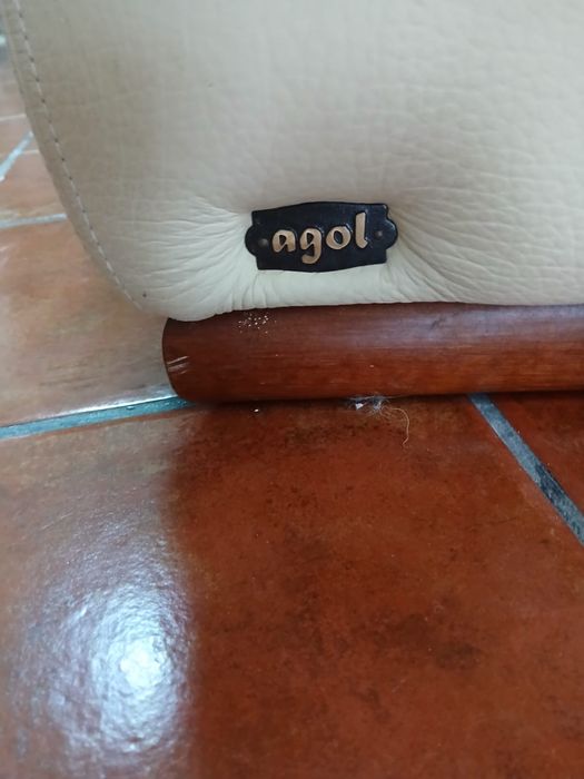 Sofá bege de pele