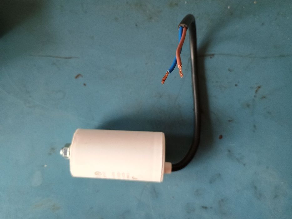 Kondensator rozruchowy silnika elektrycznego.