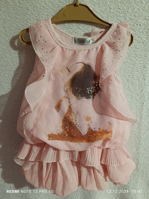 Костюмчик рожевий, плаття і спідниця.