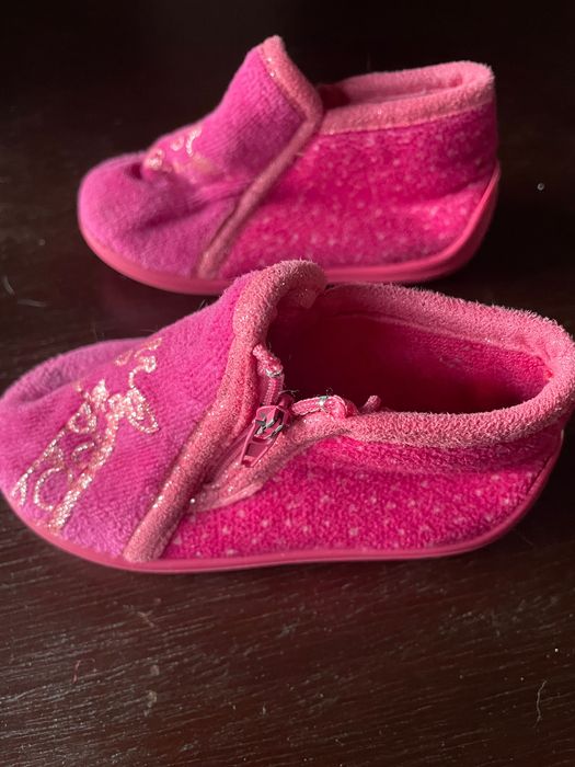 Pantufas fuschia com girafa dourada quentinhas tamanho 20
