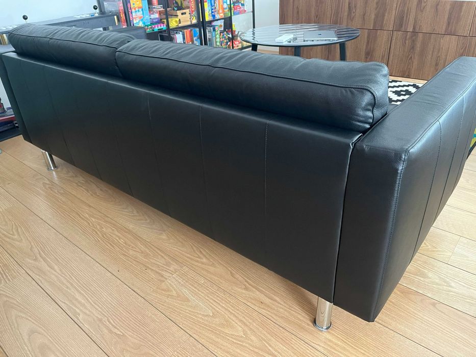 Sofá 3 lugares IKEA LANDSKRONA pele em preto com pernas metálicas.