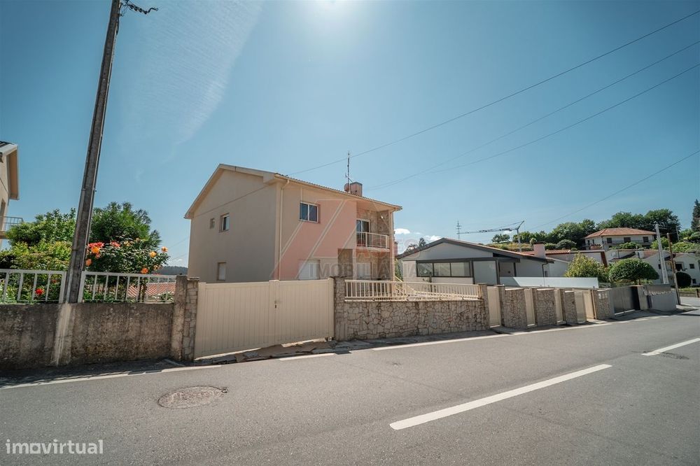 Moradia Espaçosa com 3 Habitações Independentes, Garagens e Terreno –