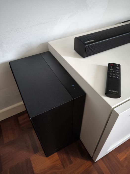 Soundbar Samsung HW‑K450 com subwoofer e comando original