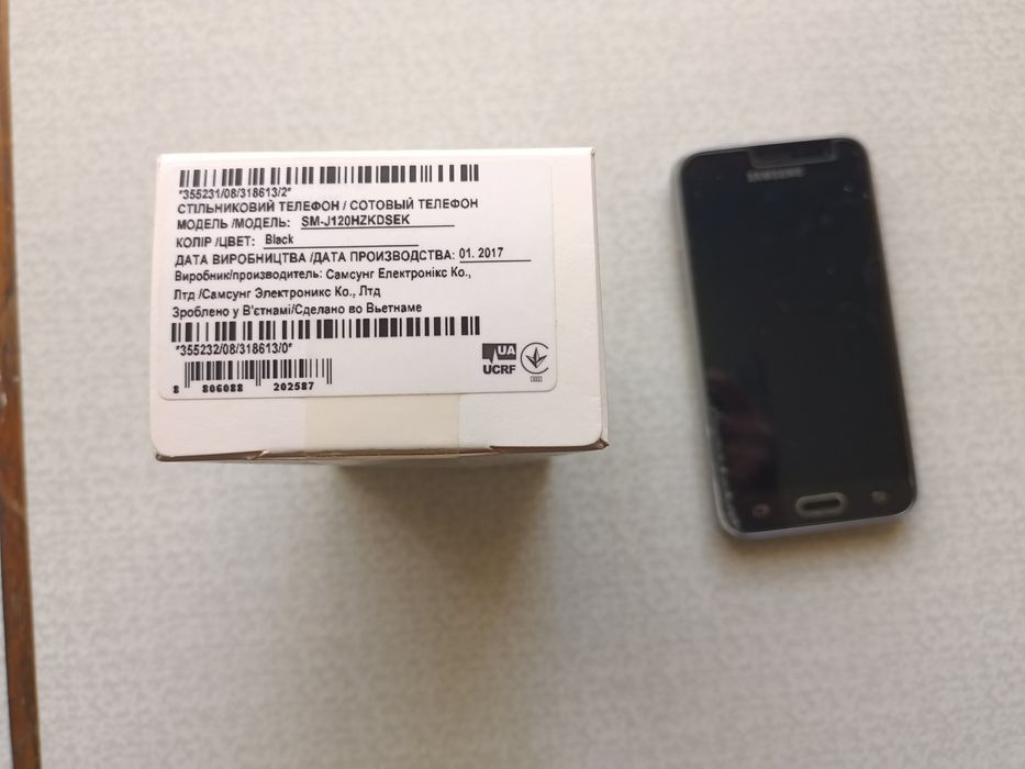 Телефон Samsung Galaxy J1