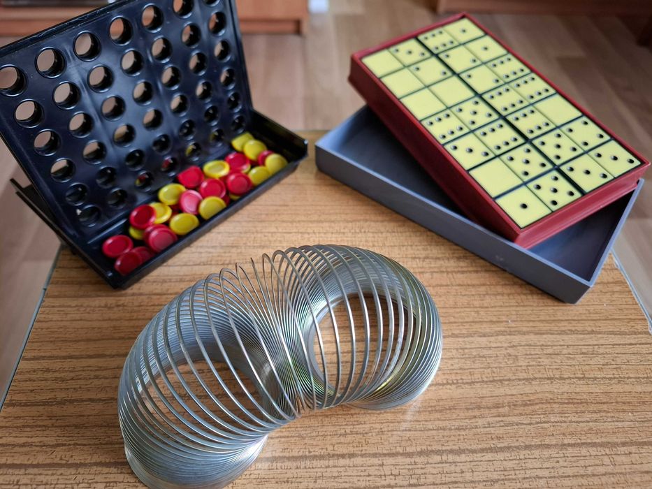 zabawki,gry,figurki,sprężynka zabawka,kostka rubika itd