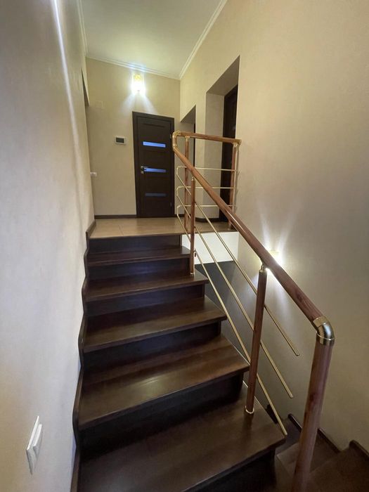 Продаж будинку вул. Нижня