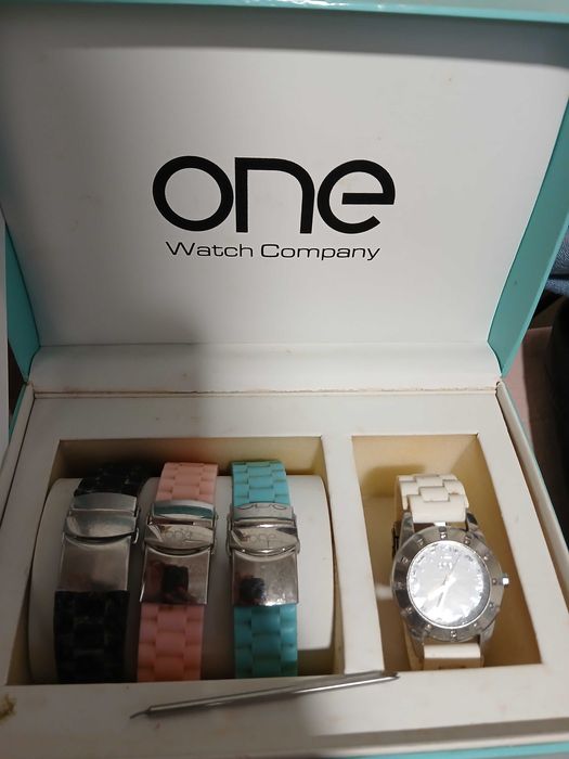 Relógio One com várias pulseiras