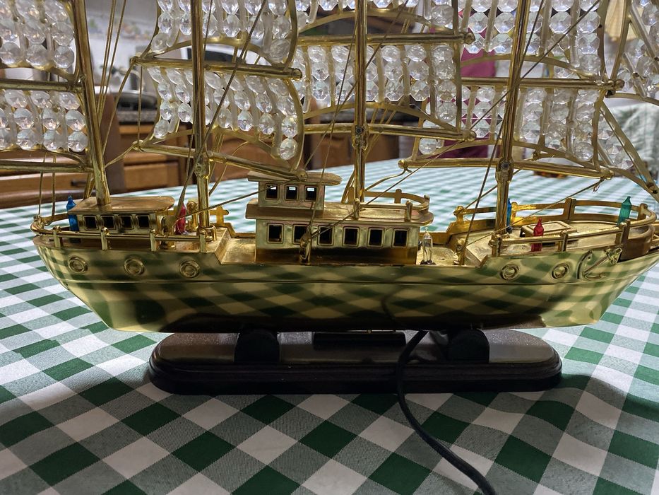 Barco decorativo com luzes e música