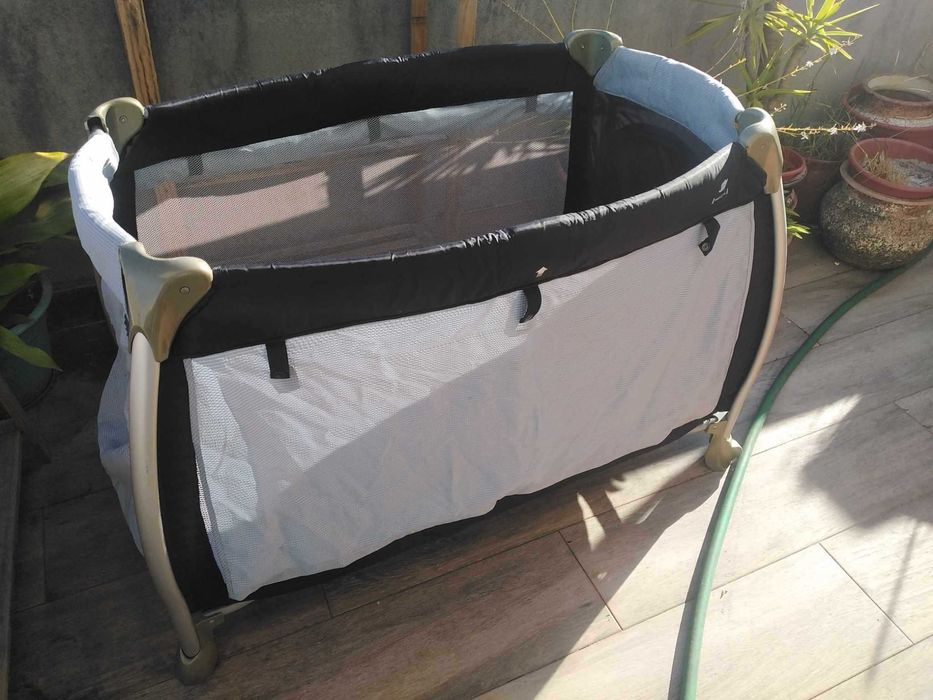 Parque de criança em bom estado