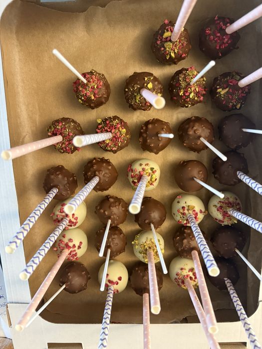 Ciasta serniki deserki słodkości słodki stół na impreze mini deserki babeczki cake pops