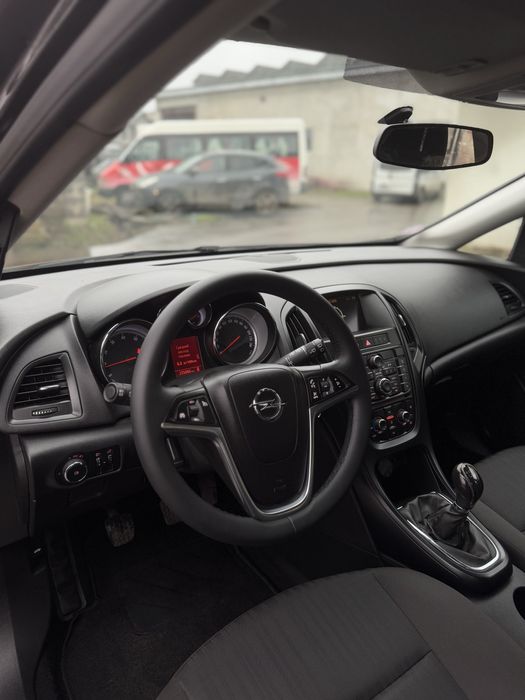 OPEL ASTRA J  2011 рік