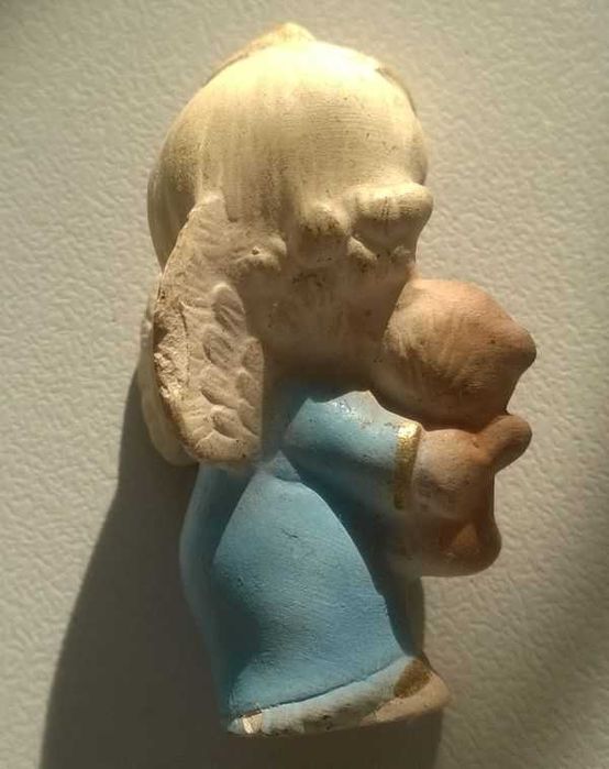 Figurki Aniołków Figurka Aniołek z misiem na rękach niebieski 5cm