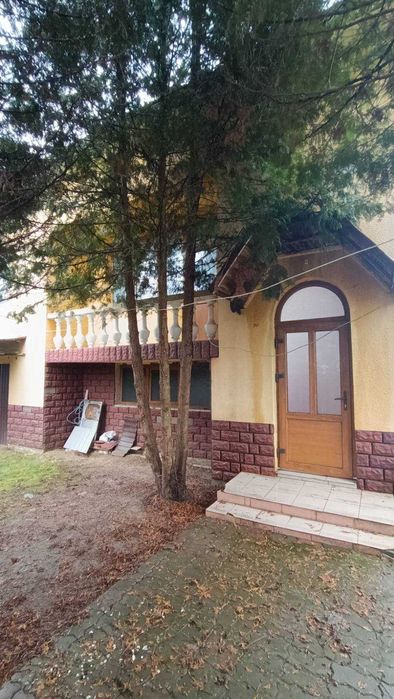 Продається затишний будинок м. Тячів