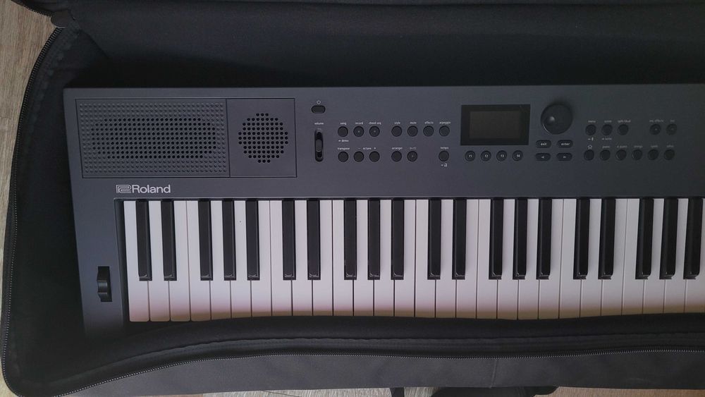 Roland GO:KEYS 5 Teclado Musical Cor Grafite + Mala Roland CB-B76 + Suporte de Partituras + Pedal