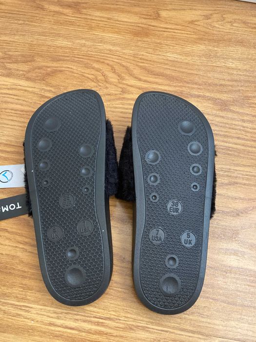 Klapki czarne z futerkiem 38