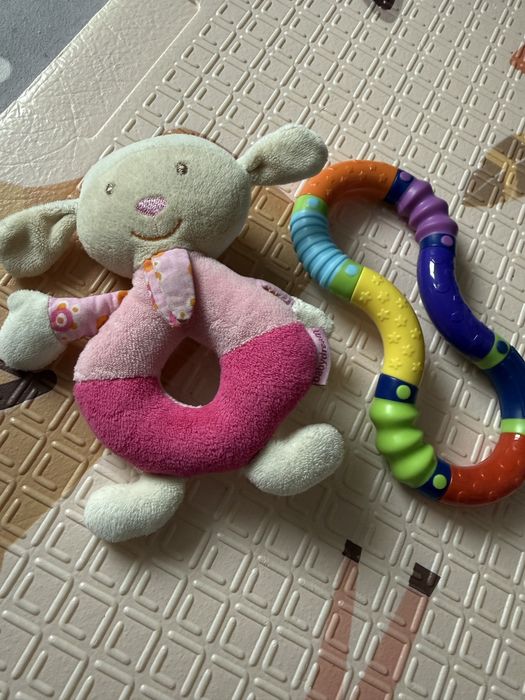 Zestaw 2 zabawek sensorycznych Babydream Rossmann magiczna ósemka i grzechotka owca