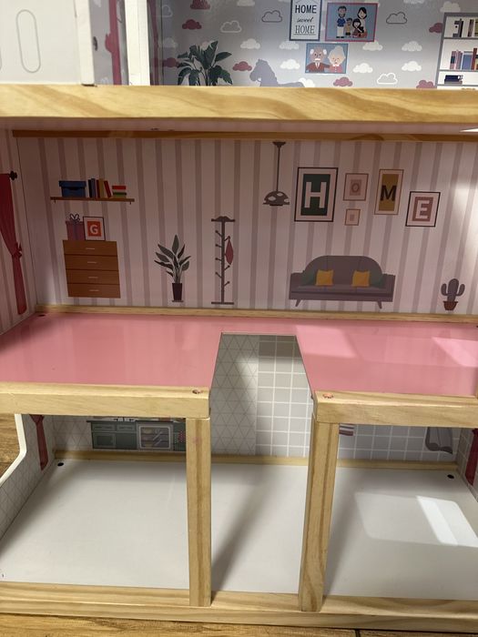 Дитячий деревʼяний будинок для ляльок