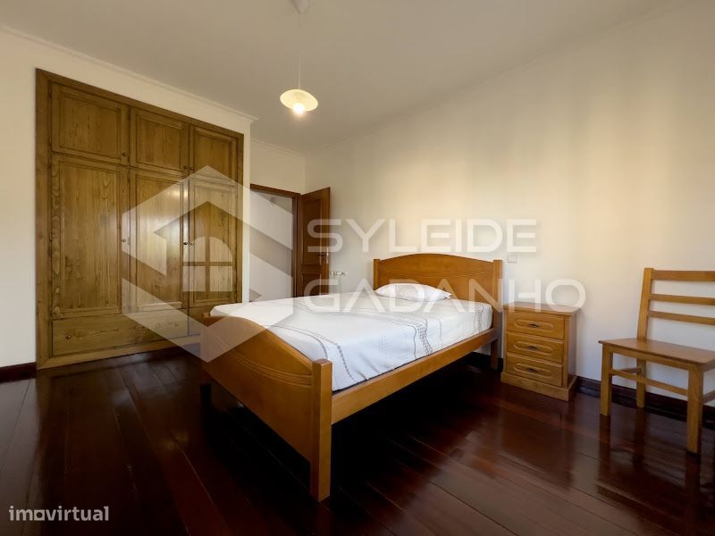 QUARTO  em apartamento T4 COM SALA e 2 casas de banho na zona baixa da