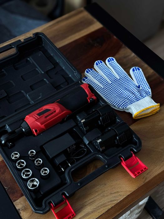 Elektryczna Grzechotka Kątowa 3/8 w Praktycznej Walizce 2x aku NOWA !