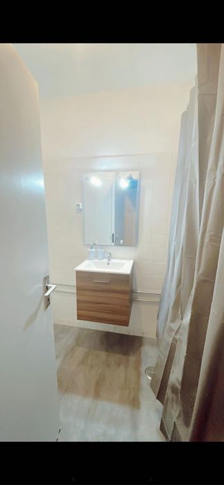 Quarto para casal ou 2 pessoa num t2 casa remodelada com 2 casas de banho ambiente bom e casa organizado