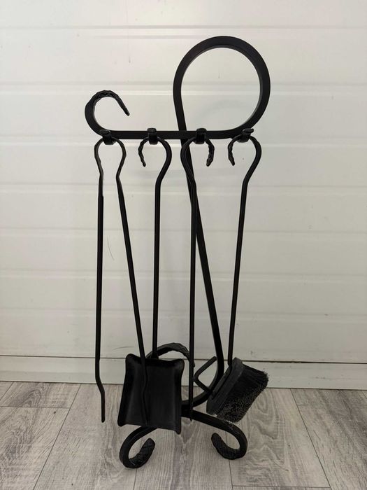 Stojak z narzędziami do kominka