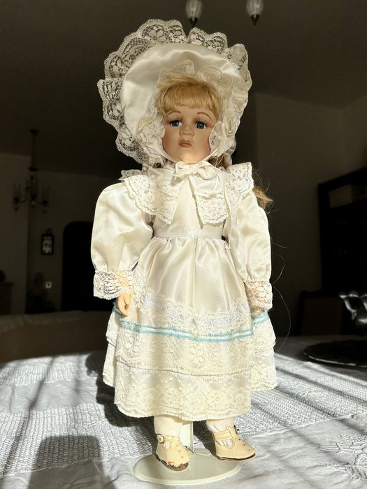 Boneca de porcelana com apoio