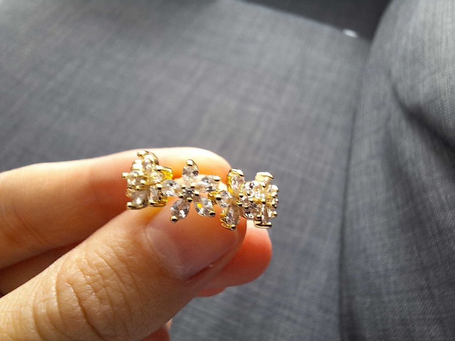 Anel dourados com brilhantes em forma de flor