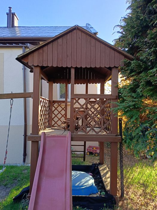 Plac zabaw domek dla dzieci zjeżdżalnia huśtawka piaskownica