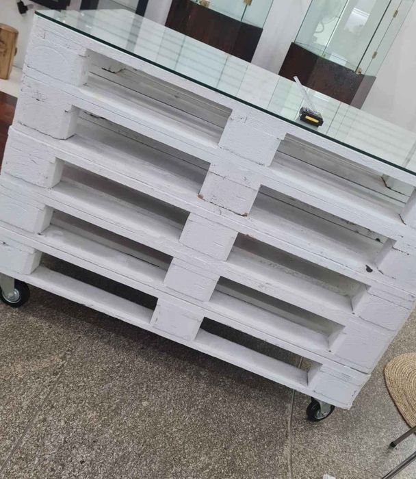 Mesa em paletes 
1.20 por 80
Altura 86