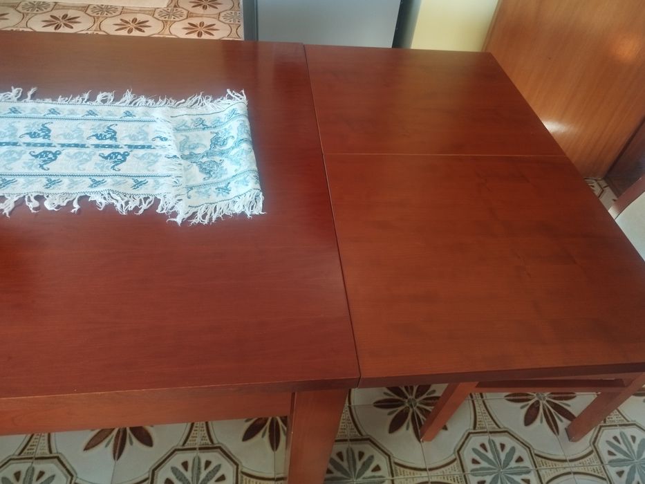 Mesa com 4 cadeiras em muito bom estado