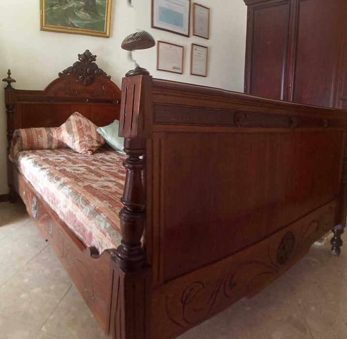Cama Antiga em Bom Estado - Madeira Maciça Trabalhada; Inclui colchão