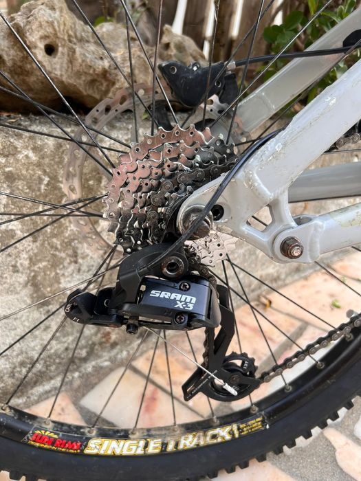 Bicicleta de downhill Bighit